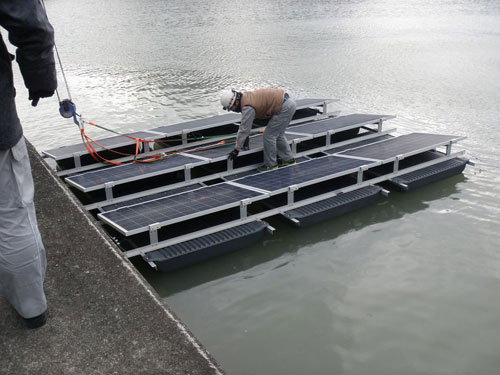 岸和田市储水池上建百万光伏电站，地面组装浮体架台后吊运至水面